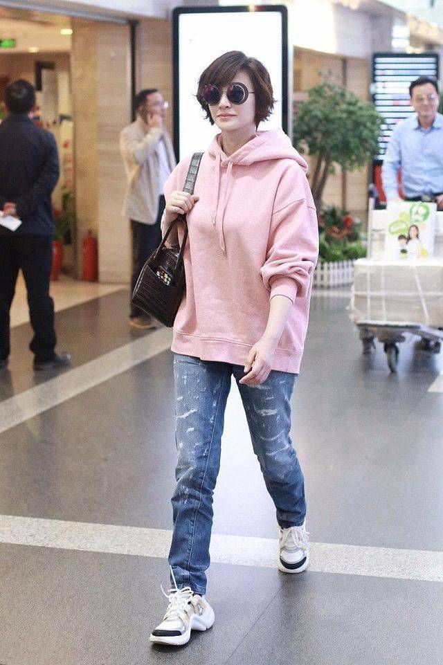 李小冉李小冉烫卷发有大妈感，但45岁皮肤还这么好，冷白皮一点不显老！