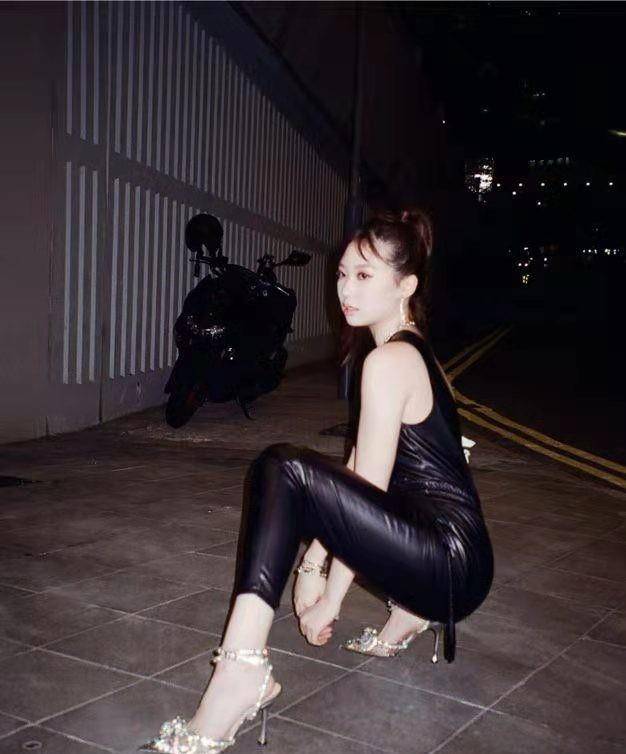 个性 甄子丹17岁女儿打扮太成熟,厚嘴唇显富态,曾被吕良伟儿子暗恋