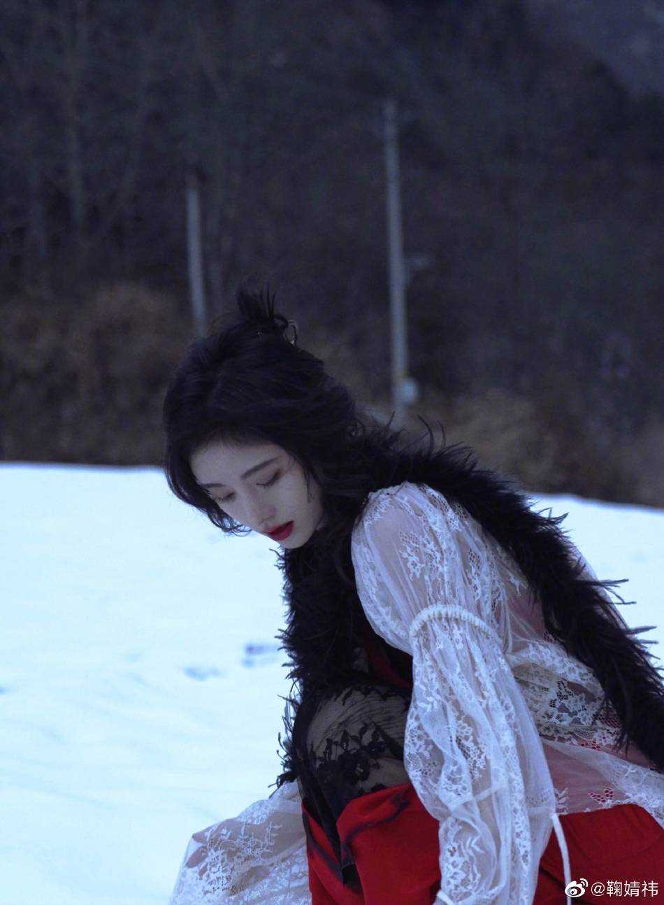 鞠婧祎雪地红衣美图曝光!雪肤玉貌太性感火辣_外套_长裙_美女