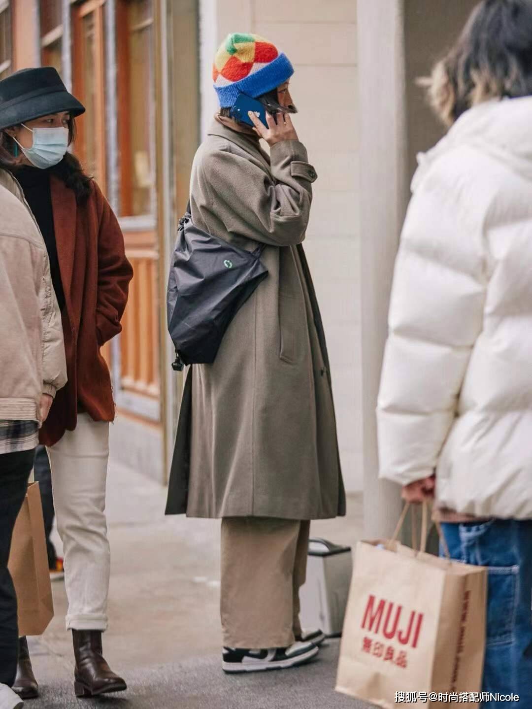 降低 去了上海才知道,会穿的女人都爱“叠穿”,不露腿不露腰照样时髦