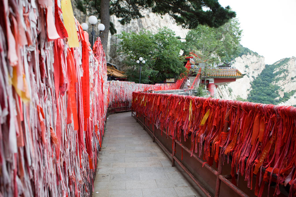 青巖寺在遼寧錦州,有機會到附近旅遊的朋友一定不要錯過這裡,這是一個