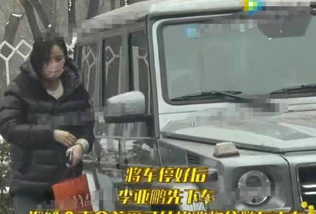 车带 50岁李亚鹏真会谈恋爱，开豪车带小19岁女友购物，穿羽绒服变跟班