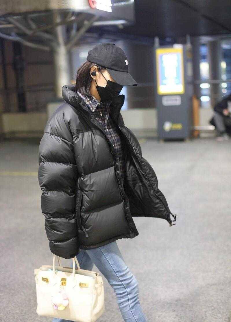 黑色 张雨绮终于找对“风格”了，穿短羽绒服配喇叭裤，显瘦又时髦