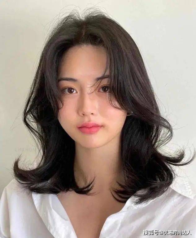 发型奔四奔五的女人适合什么发型?推荐3款减龄洋气的新发型,快换上