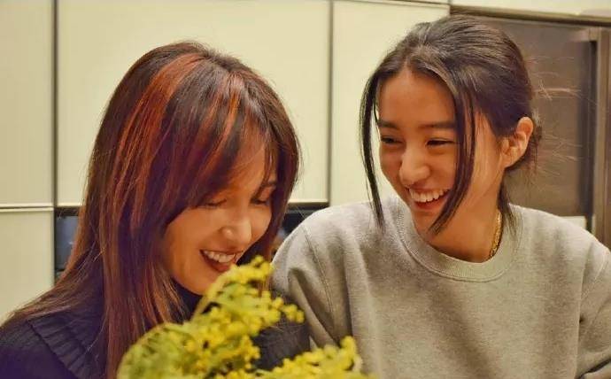 显得 木村光希晒母女合照，50岁妈妈素颜皮肤不输女儿，母女同框似姐妹