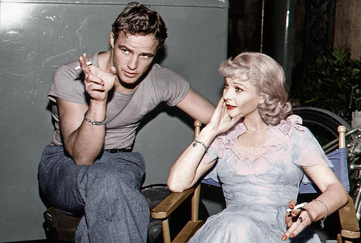 配饰 “英伦玫瑰”费雯丽:拥有完美雪白皮肤、乌黑头发和优雅服装品味。