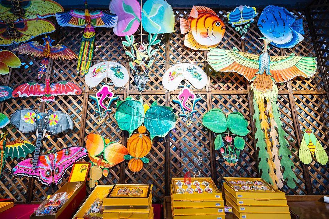 春节遛娃好去处，这个风筝主题的网红街区，晚上风筝会发光