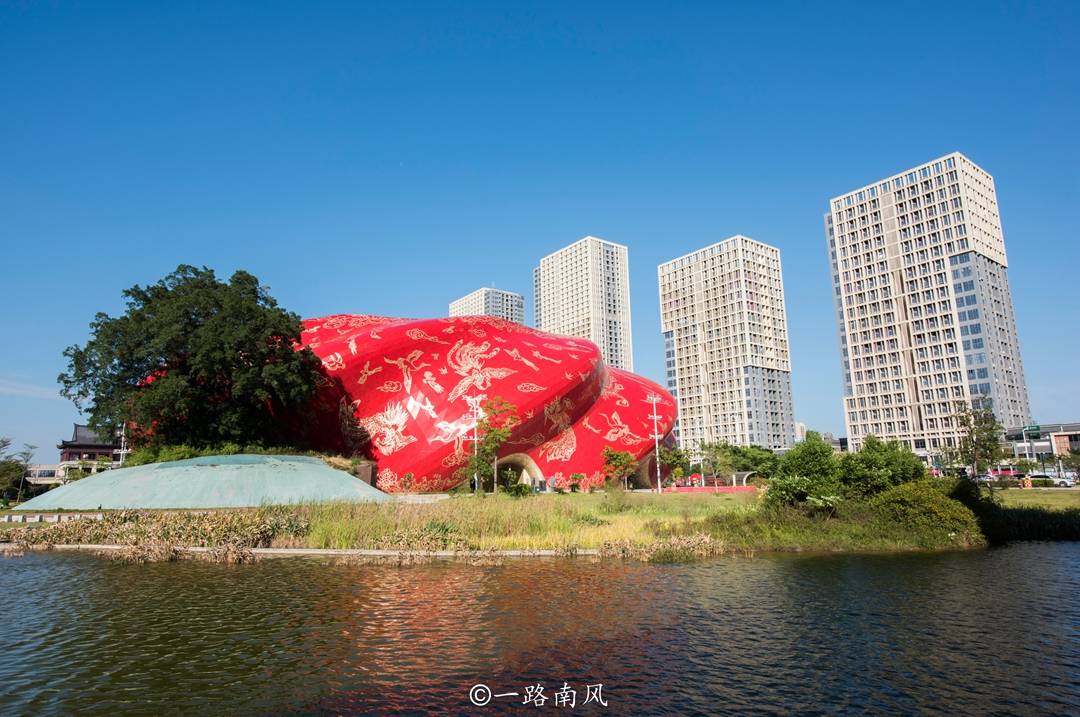 铜锣广州有两座“奇怪”的建筑，一座像甜甜圈，一座像没叠好的棉被