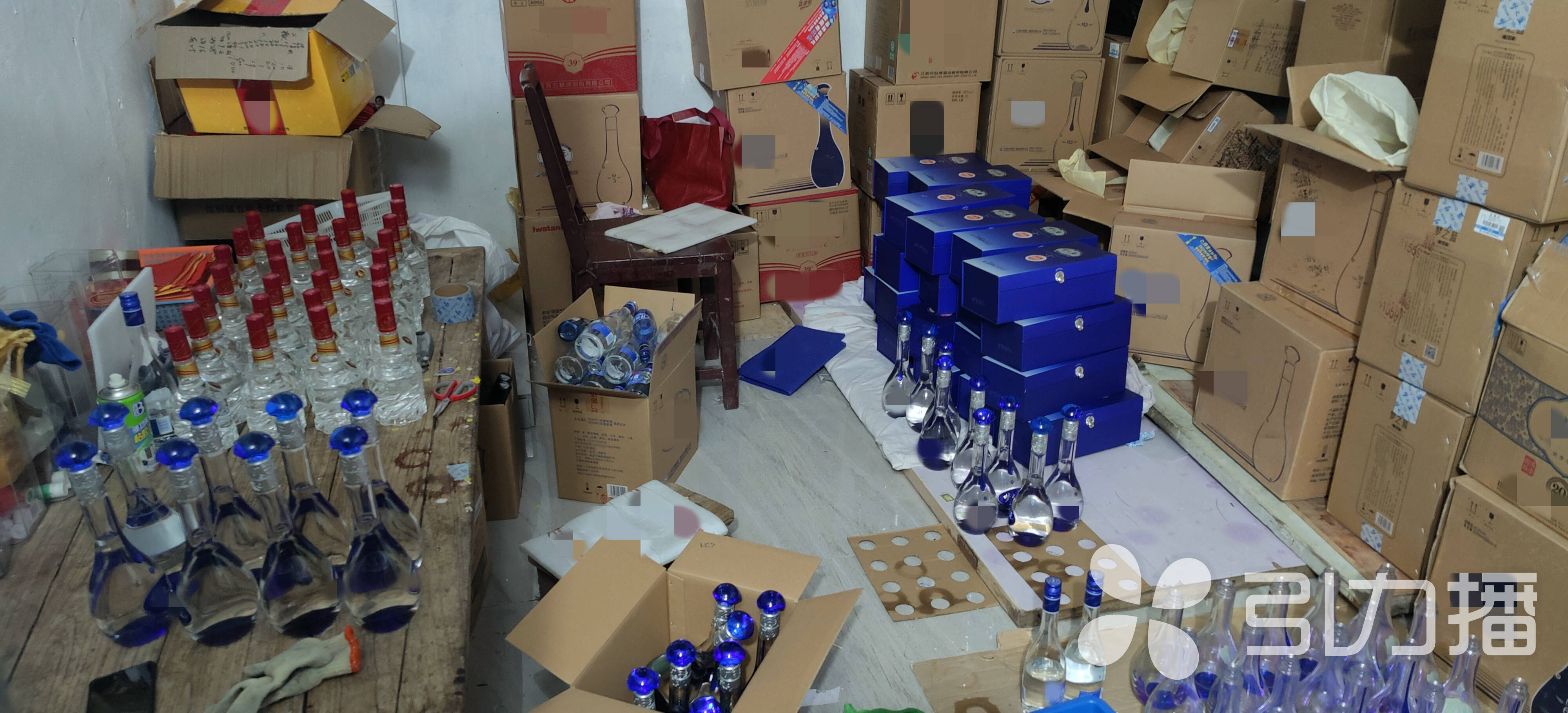 过年买酒要当心!苏州新区警方捣毁制售假酒窝点 查获假名酒1800瓶_包