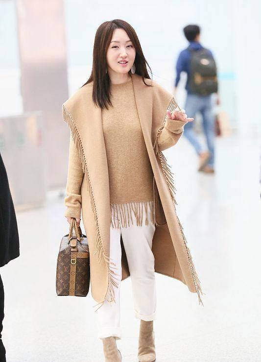 感觉 杨钰莹不扮嫩更好看了，长大衣配高领毛衣，成熟女人味散发出来