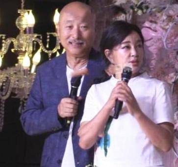 脸部 66岁刘晓庆晒美照像30，换头像心情大好，网友：脸和腿颜色不一样