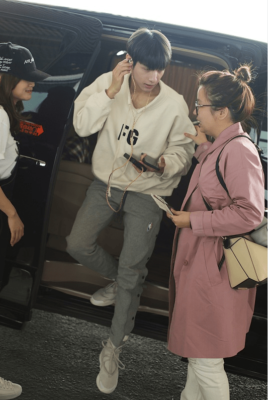 黑色 罗云熙这“锅盖头”好可爱，配卫衣清新温柔，像大学学长似的