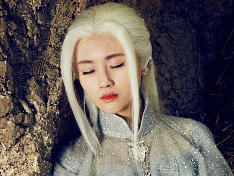 带着女明星的白发造型：躲过了鞠婧祎，避开了宋茜，还是对她心动了！