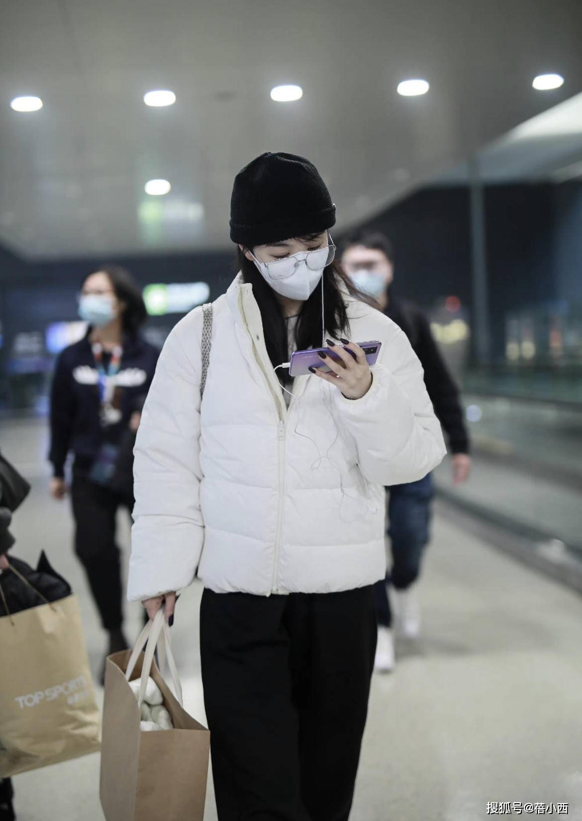 黑色 李菲儿不愧是黄晓明的前女友，穿白色羽绒服走机场，就很有国际范