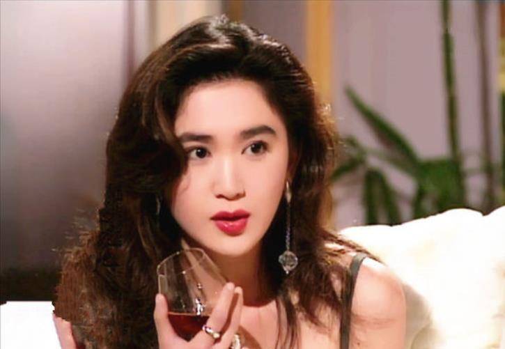 巅峰温碧霞年轻时的妆容绝了,30年前凭港妆登上颜值巅峰,惊艳了众人