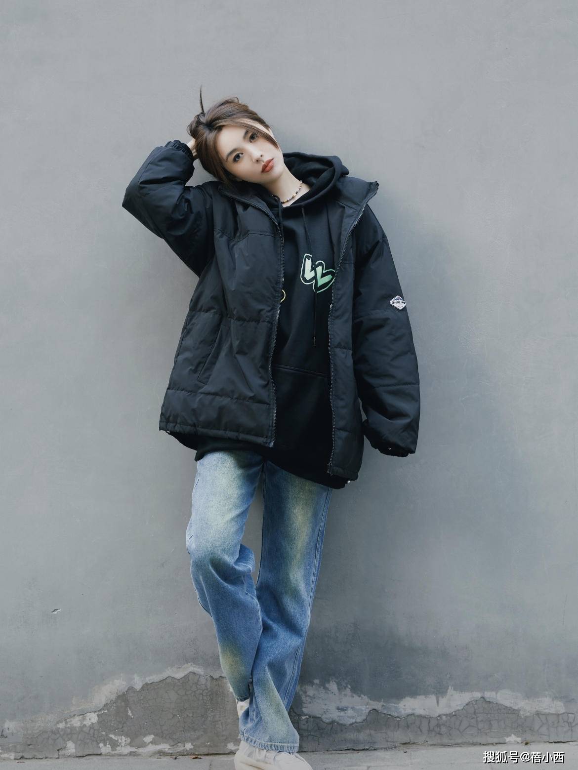 黑色 李菲儿不愧是黄晓明的前女友，穿白色羽绒服走机场，就很有国际范