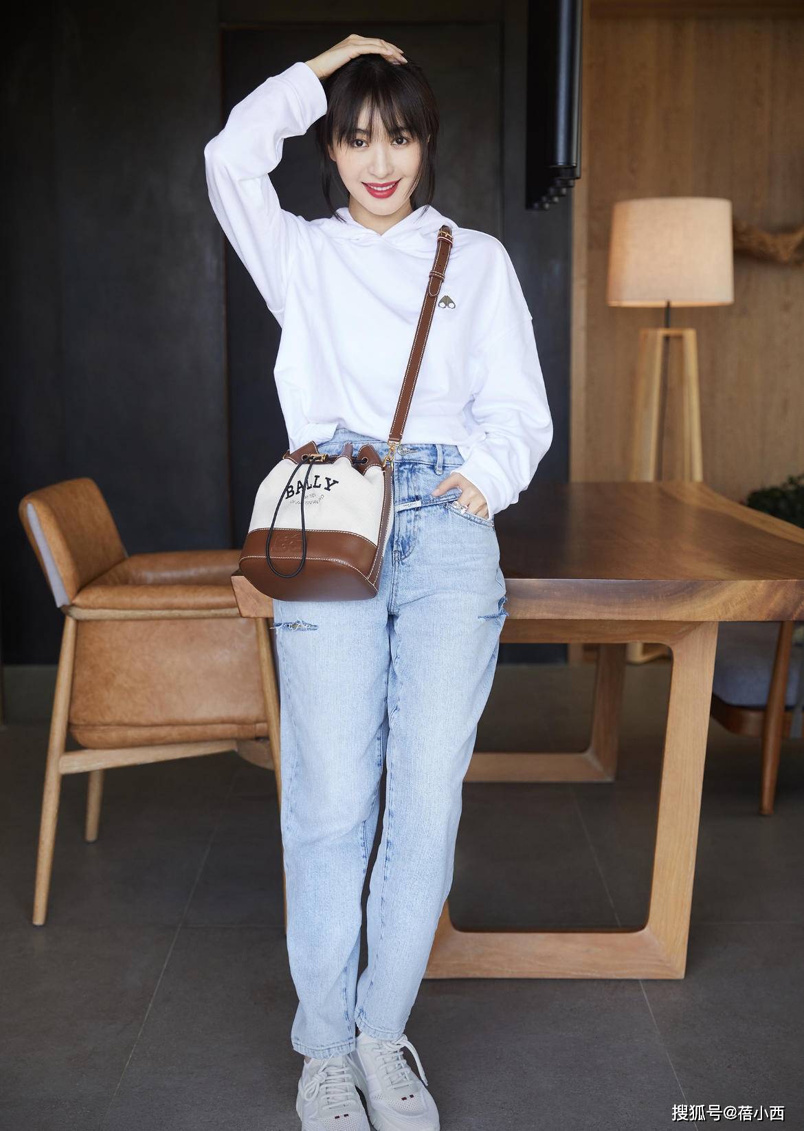 黑色 李菲儿不愧是黄晓明的前女友,穿白色羽绒服走机场,就很有国际范