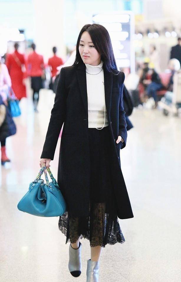 感觉 杨钰莹不扮嫩更好看了,长大衣配高领毛衣,成熟女人味散发出来