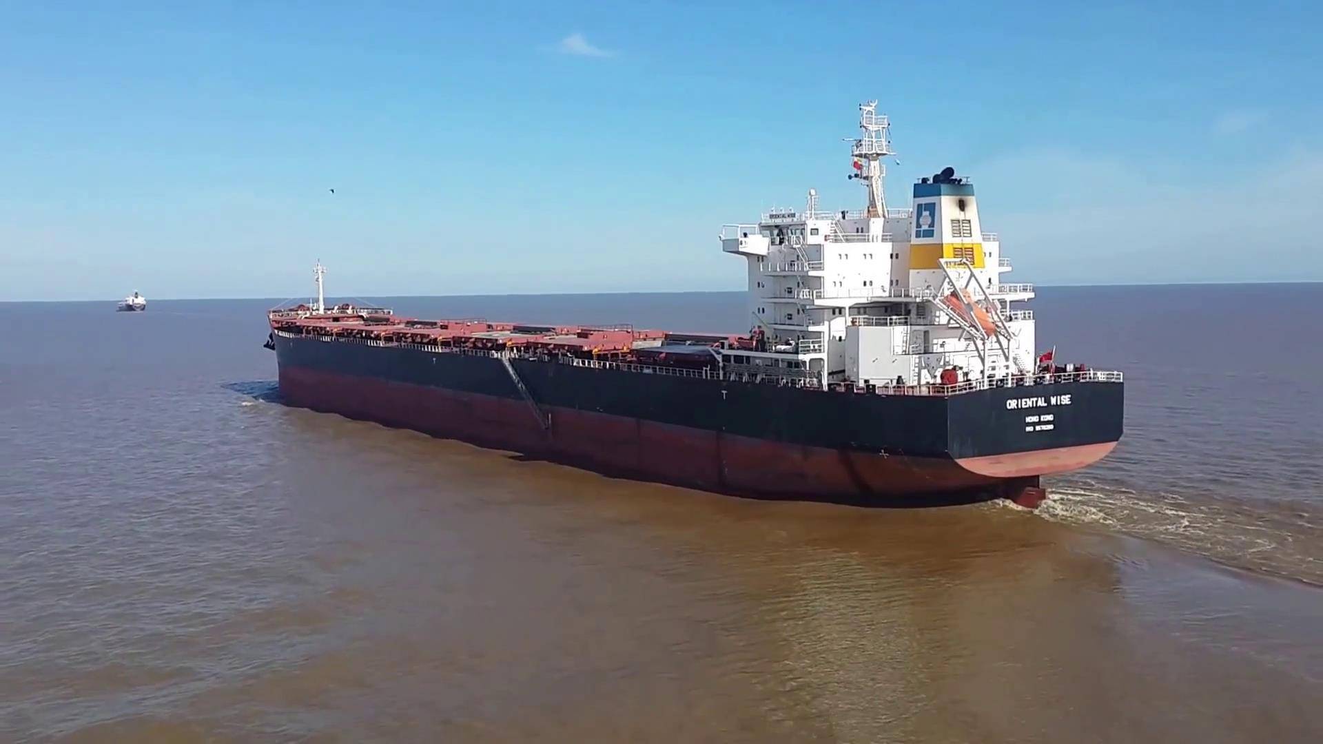 原创中国造世界最大矿砂船可载40万吨矿石一次装满6557节火车皮