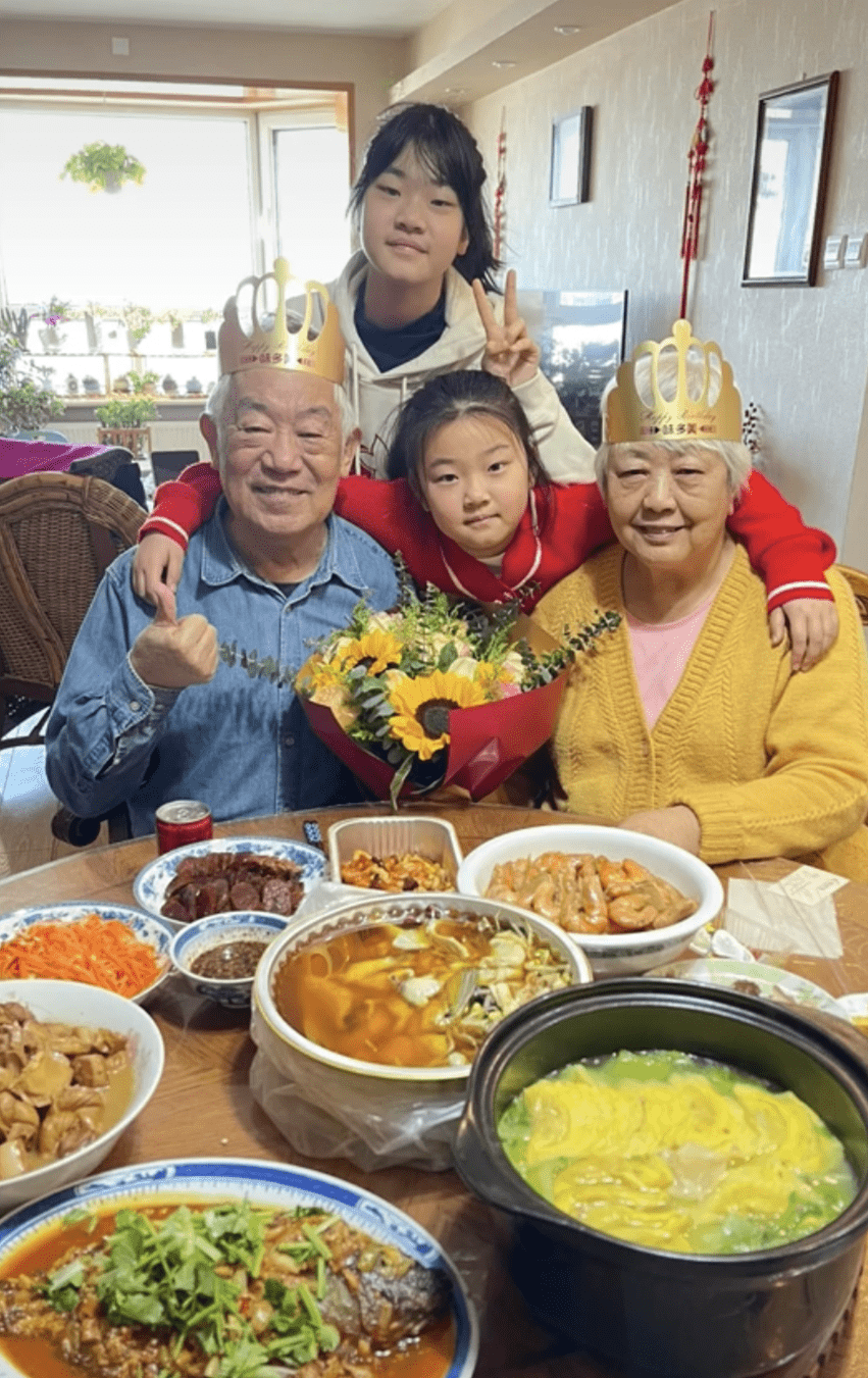 老戏骨高明与妻子庆祝金婚怀抱鲜花甜蜜揽肩彼此相识已经63年