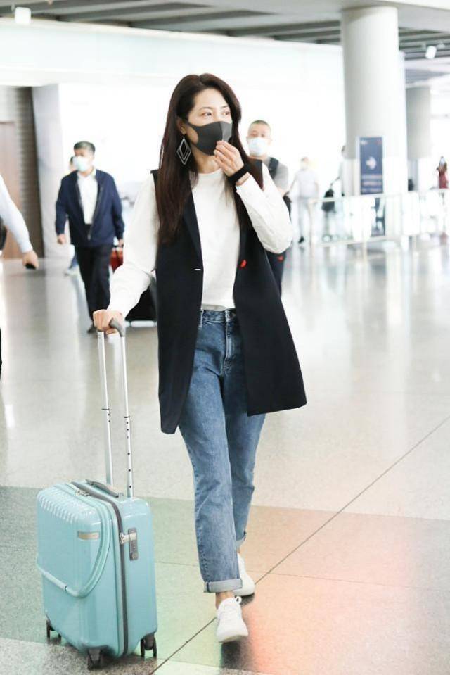 个性 穿大衣的曾黎也看不出年龄，叠穿衬衫白T恤，配毛线帽率性新潮