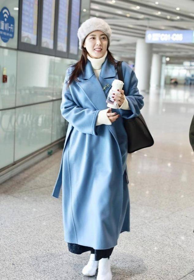 个性 穿大衣的曾黎也看不出年龄，叠穿衬衫白T恤，配毛线帽率性新潮