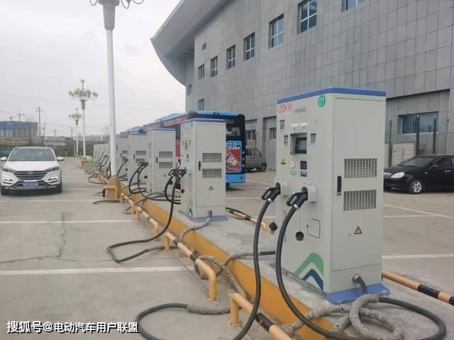 理想充电桩多少根 cdafcaba2aed4b93a640d6fe9b0202f2.jpeg