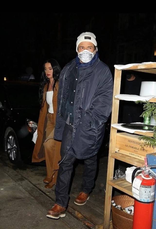 身材 精灵王子一家三口首次同框!1岁女儿粉衣裹身超萌,水果姐尽显老态