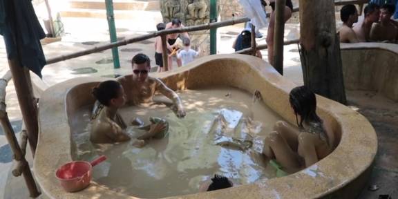 越南的“泥浆”温泉，不分男女越洗越脏，深受女游客的欢迎