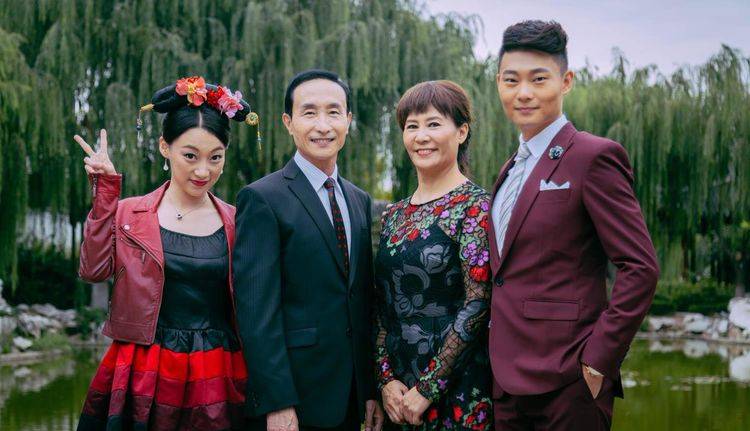 也三十出头,妻子同样是圈内的女演员,网上流出过她与巩汉林一家的照片