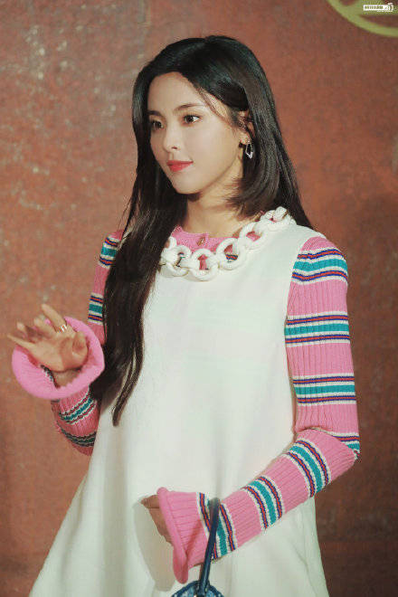 路易威登 鞠婧祎和杨超越撞衫!娇俏和甜美碰撞,可爱和清纯相遇,她更时尚