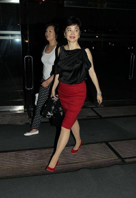 颜色 林青霞就算老了也很有看头,红裙造型很复古,一点都不显老气