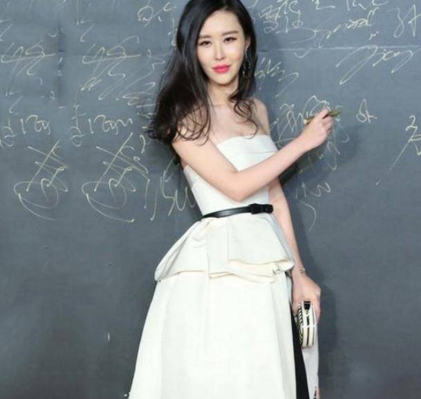 女孩子 田朴珺很有“女王”气质范,穿一套红色西服套装高级干练,美腻了