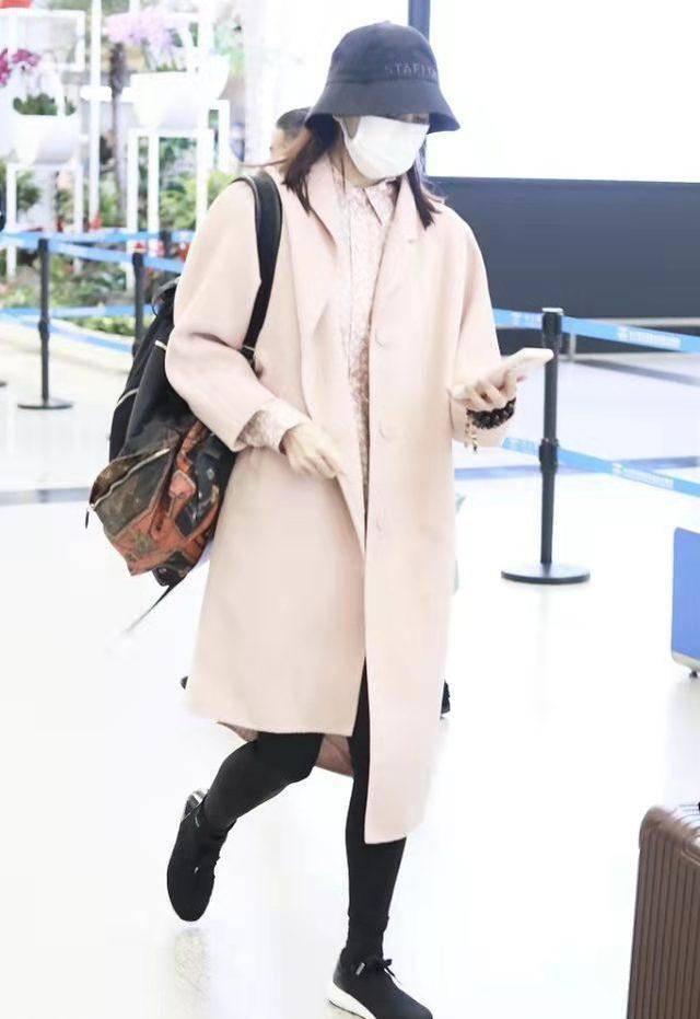 身材 胡静罕见走机场却翻车，穿廓形大衣暴露身材缺点，肩膀太宽了