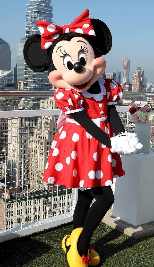 米妮被巴黎迪士尼换装,穿上大牌设计师的深蓝长裤,引发极大愤怒