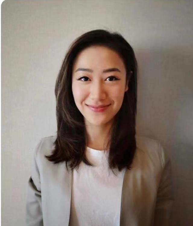 女星丁子田移居英国,淡出荧幕转行物业公司售楼,穿职业装有气场