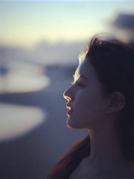 女神赵露思晒出性感写真大片，穿吊带裙海边秀美腿，牛奶肌嫩得掐出水