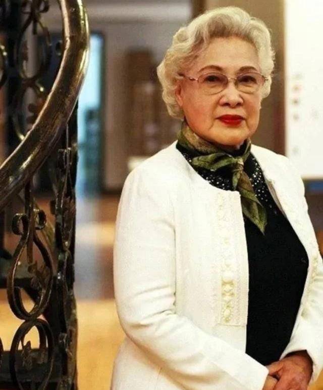 披肩 秦怡老师迎百岁生日, 披肩上别胸针好精致,头发花白气质也高级