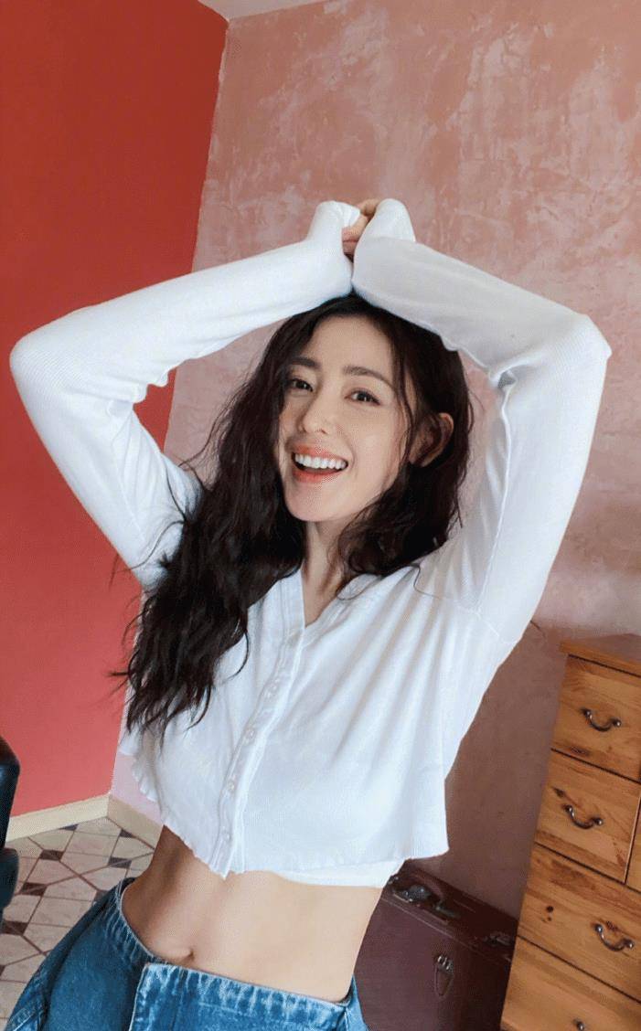 张天 张天爱“马甲线”太惹眼，简洁穿搭不“简单”，完美身材一览无遗