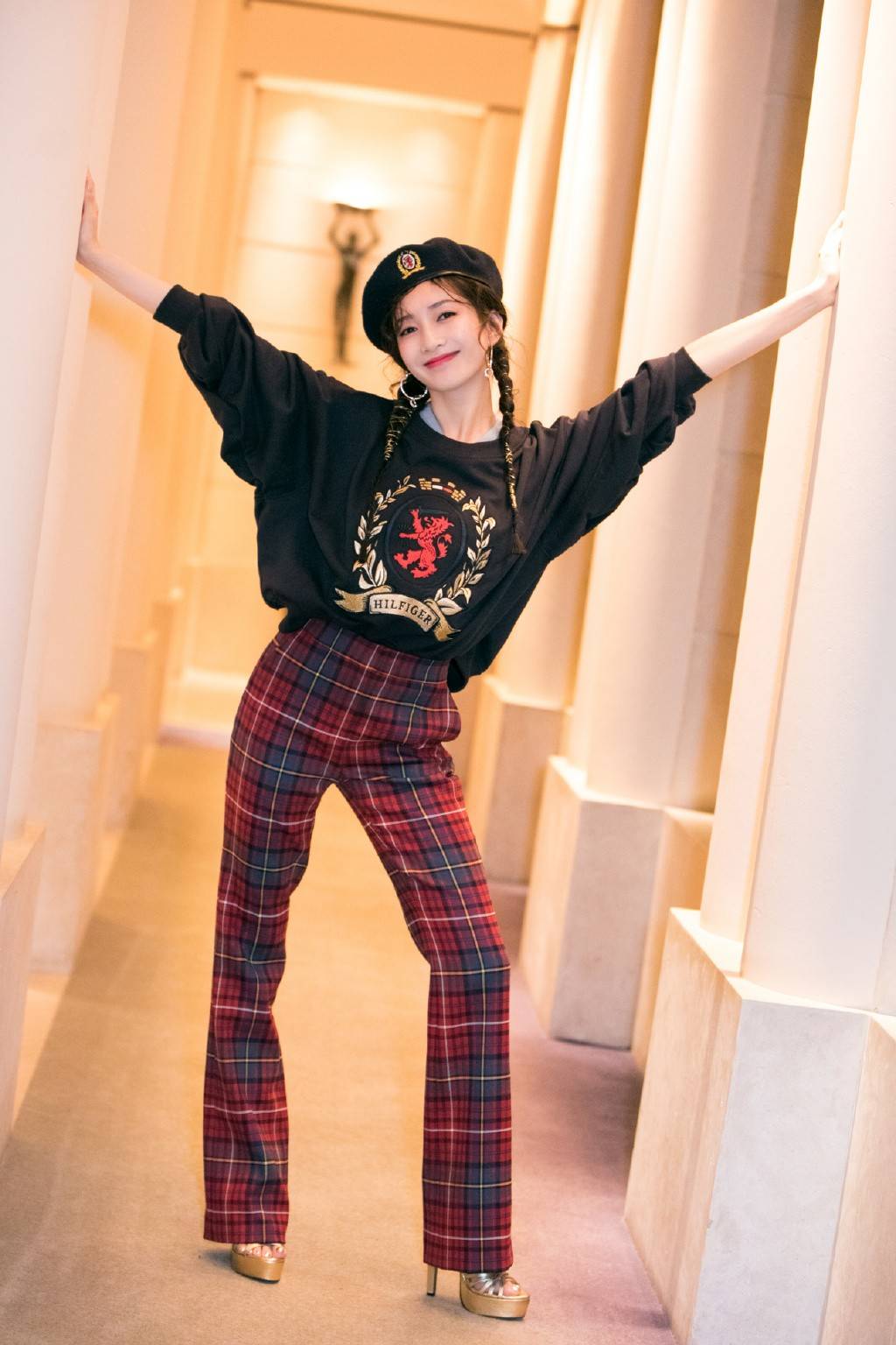 江疏影真会穿,粉色衬衫配白色长裤,美成校园女神,又想恋爱了_造型