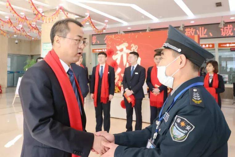 受王亚书记理事长委托任晓峰主任在太原农商行慰问一线员工送去新春