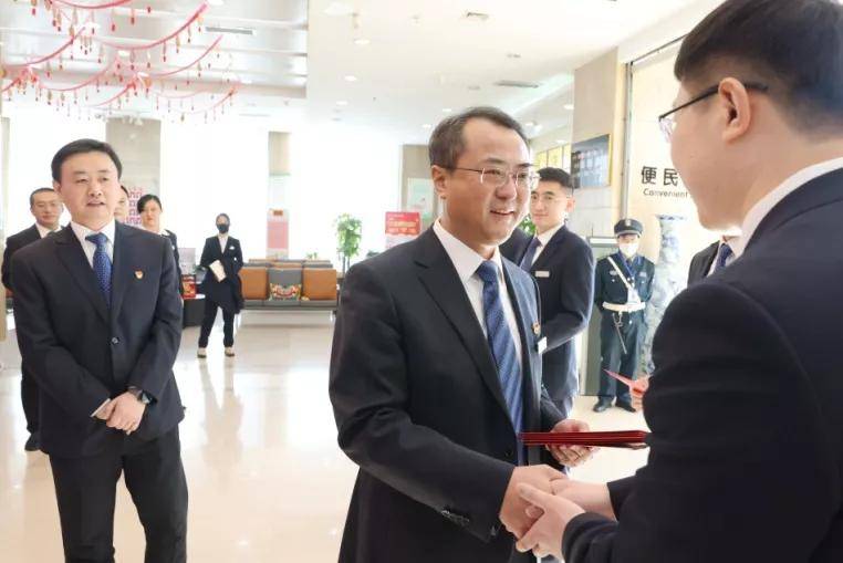 受王亚书记理事长委托任晓峰主任在太原农商行慰问一线员工送去新春