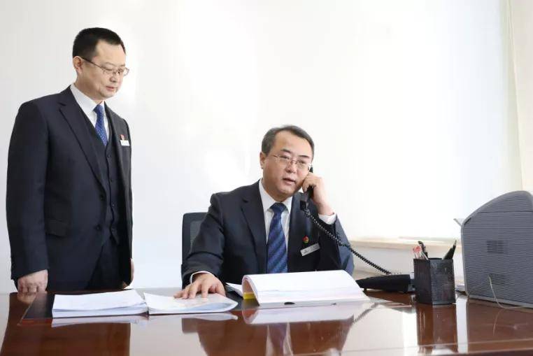 受王亚书记理事长委托任晓峰主任在太原农商行慰问一线员工送去新春