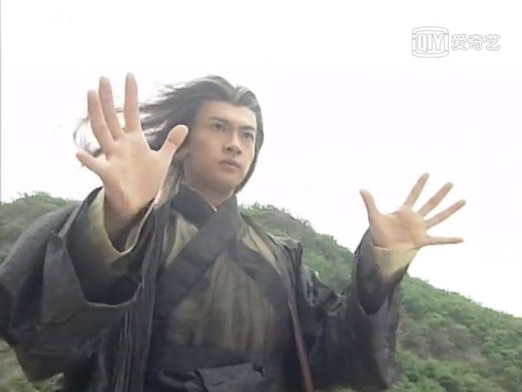 逍遥王打,逊色一筹,后来他的儿子易天行练成八剑齐飞之后和逍遥王战斗