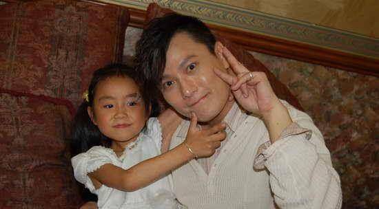 近日,54岁的张信哲,一组近照曝光,曾经的情歌王子,如今也老了_潮水_首