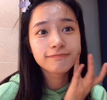 因为还记得被全网嘲绿茶的女星段小薇吗？剪掉刘海，惊艳众人
