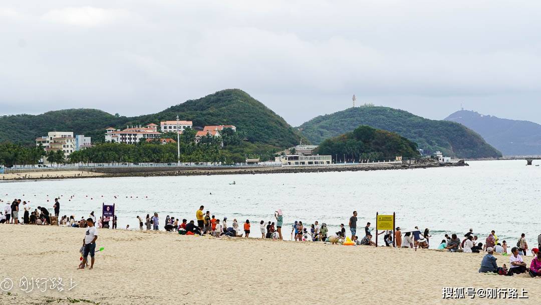 老人|大年初三，实拍三亚游客新派过年氛围，花样百出