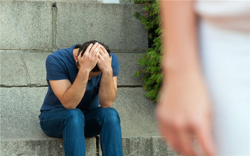 还不如自己一个人扛起来,两个人受罪还不如一个人受罪好,毕竟有一个是