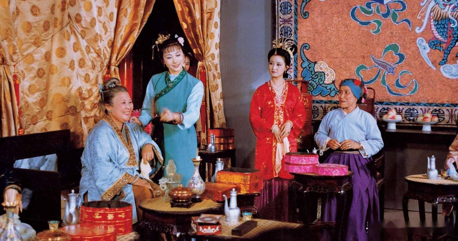 原创红楼梦里凤姐和鸳鸯戏弄刘姥姥王夫人心里很不爽