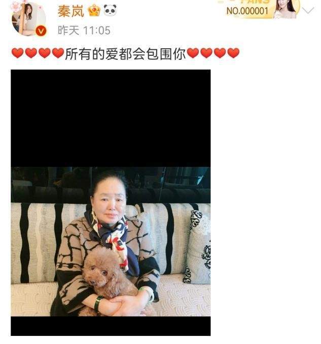 秦岚与妈妈同框素颜出镜满脸胶原蛋白母女俩模样相似